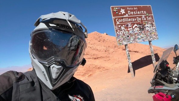 🏁🌎 13.000 km rodados 🙌🏽
Nem todos entendem o que é ser um verdadeiro estradeiro. São milhares de quilômetros, fronteiras cruzadas, desafios vencidos e histórias escritas no asfalto.

Nosso irmão estradeiro Luciano Scarpat, representante dos Lords of the Roads Motorcycle Club do Espírito Santo, encarou essa jornada e percorreu aproximadamente 13.000 quilômetros pela América do Sul, passando pela Bolívia e diversos outros destinos, vivendo na essência o verdadeiro espírito de liberdade que define os Lords of the Roads.

Agora, essa jornada será consagrada em Brasilia.

Durante o Capital Moto Week, em Brasília, Luciano Scarpat receberá o seu Full Patch Liberty Skull, conquistado com mérito e milhares de quilômetros percorridos. A partir desse momento, vestirá oficialmente a Liberty Skull completa dos Lords of the Roads Motorcycle Club – Os Senhores das Estradas.

Nos Lords, o patch não é comprado e nem entregue pelo tempo de clube. Ele é conquistado na estrada, somando quilômetros de história sobre duas rodas.

Parabéns, Luciano! O Espírito Santo estará muito bem representado, e é uma honra tê-lo em nosso Motoclube.

Nosso lugar é na estrada . . . 
“Nos vemos na estrada, sempre livre, sempre Lords”. 🎶🎶🎶
Lords Motorcycle Club.😀👍🏼👊🏼🏁. LORDS SUPPORT BR.🔝🏁 🇧🇷
 #senhoresdasestradas #lordsoftheroads #motociclistas #motorcycle #ridefree 

🏁🔥🌎 Our place is on the open road… Lords Motorcycle Club. 😀👍🏼👊🏼🏁